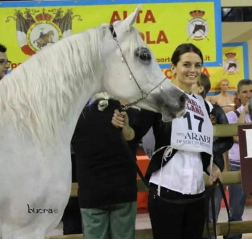 Laetitia Collet présentant la jument Magic Faressa en concours à Milan
