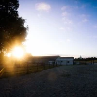 Coucher de soleil sur les écuries de Livhest en Bretagne